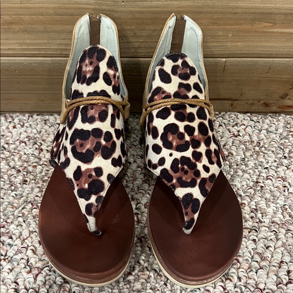 Leopard Print Rear Zip Sandals - Picture 7 of 10